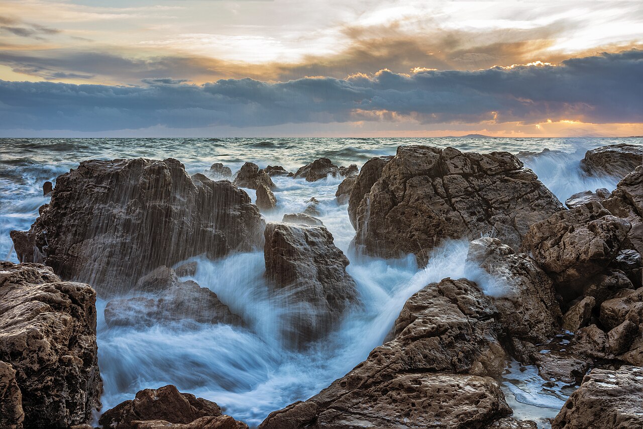 Cosa considerare sulle condizioni del mare prima di entrare in acqua