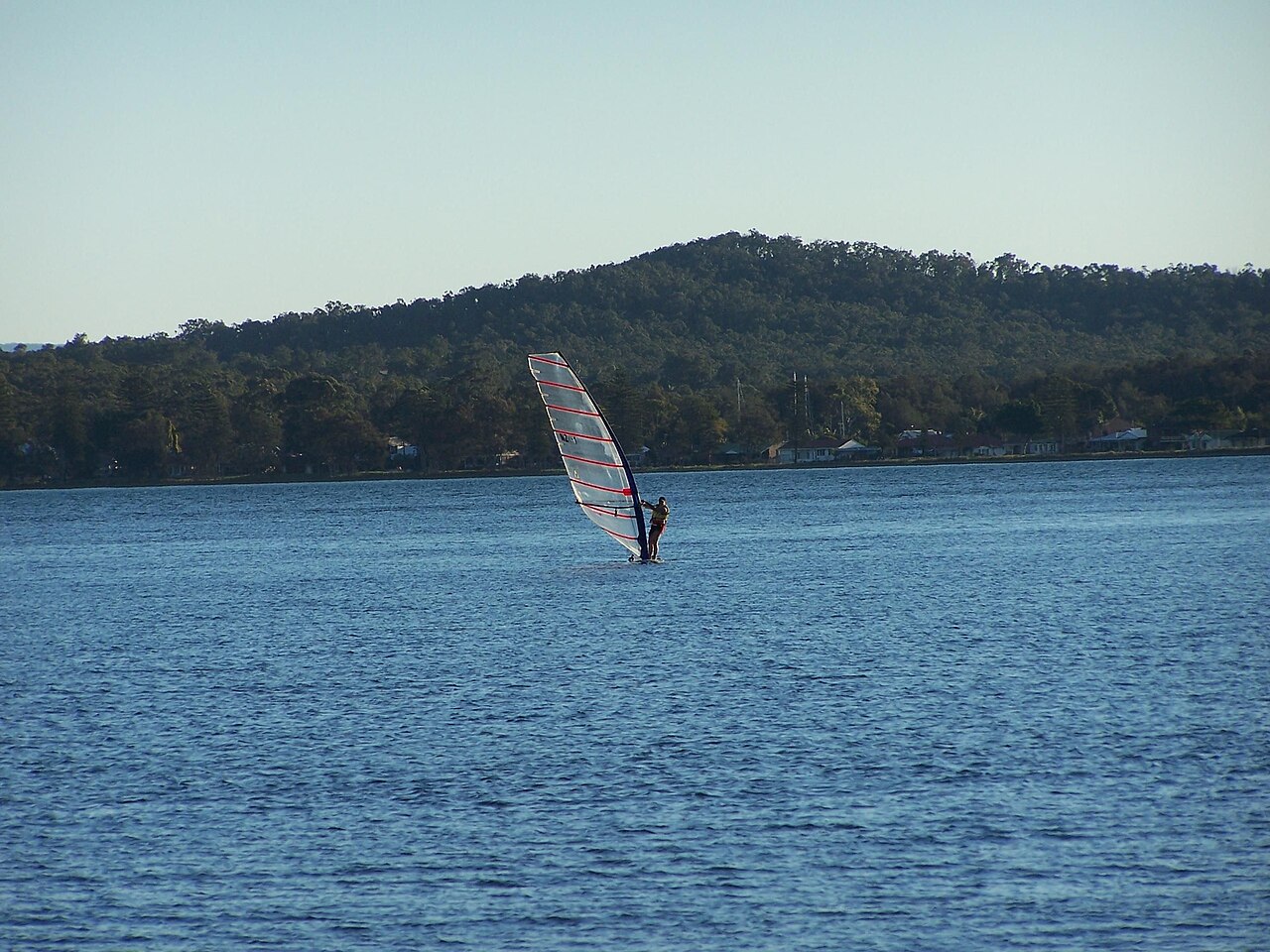 windsurfing (foto: Jonathon Coombes / Public domain, Wikimedia Commons)