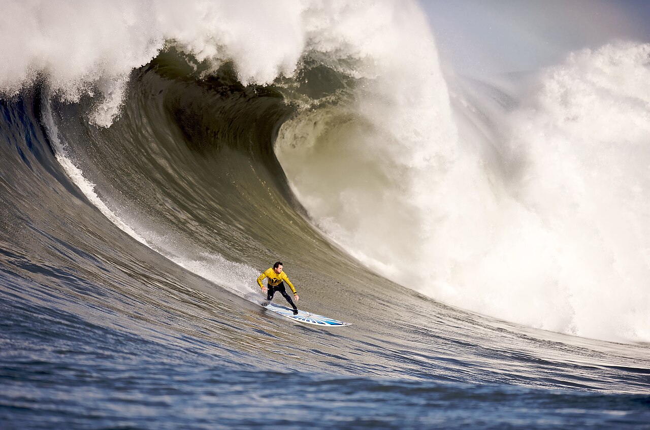 surfing wave ocean (foto: Shalom Jacobovitz / CC BY-SA 3.0, Wikimedia Commons)