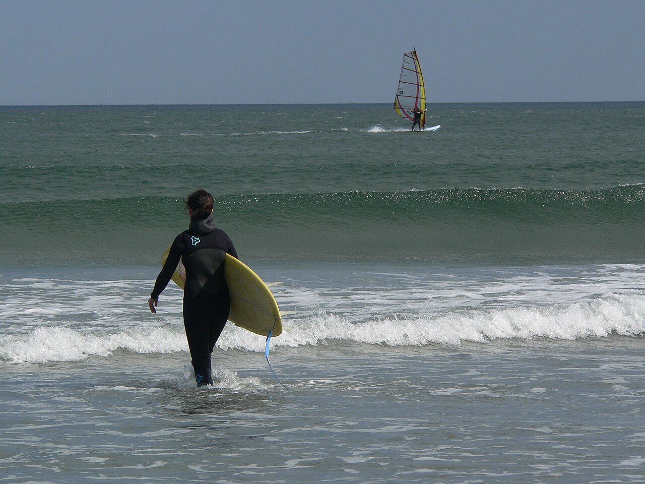 surfer beach (foto: NewtonCourt / CC BY-SA 4.0, Wikimedia Commons)