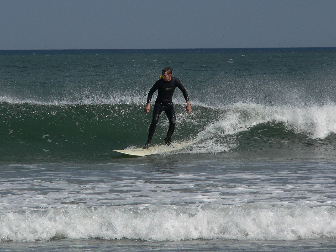 surfer beach (foto: NewtonCourt / CC BY-SA 4.0, Wikimedia Commons)