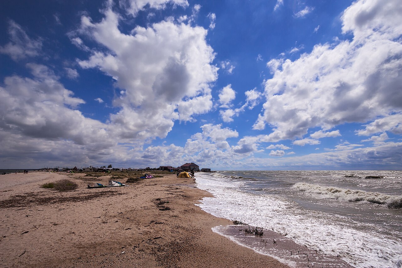 kitesurfing sea (foto: AlixSaz / CC BY-SA 4.0, Wikimedia Commons)