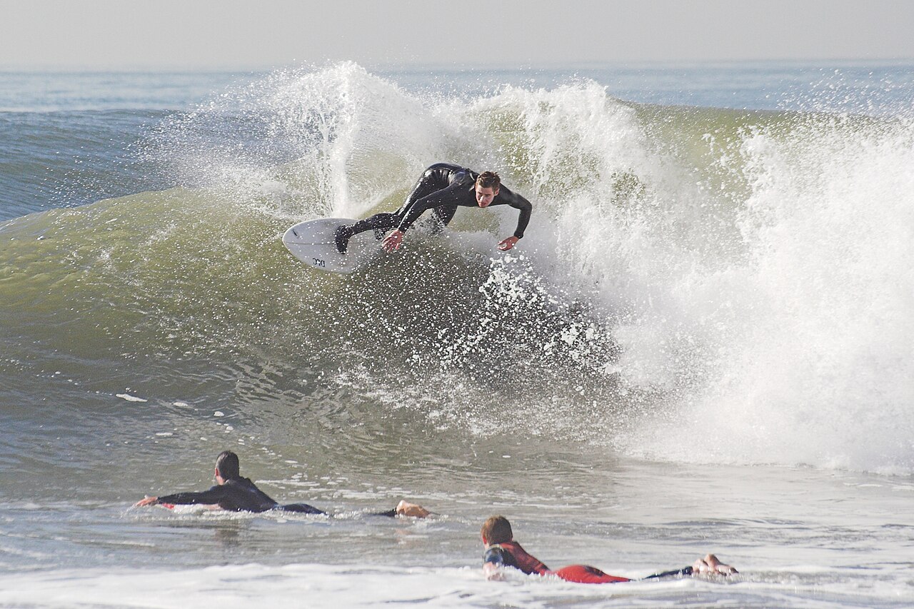 surfer beach (foto: Travis from Fullerton, CA, USA / CC BY 2.0, Wikimedia Commons)