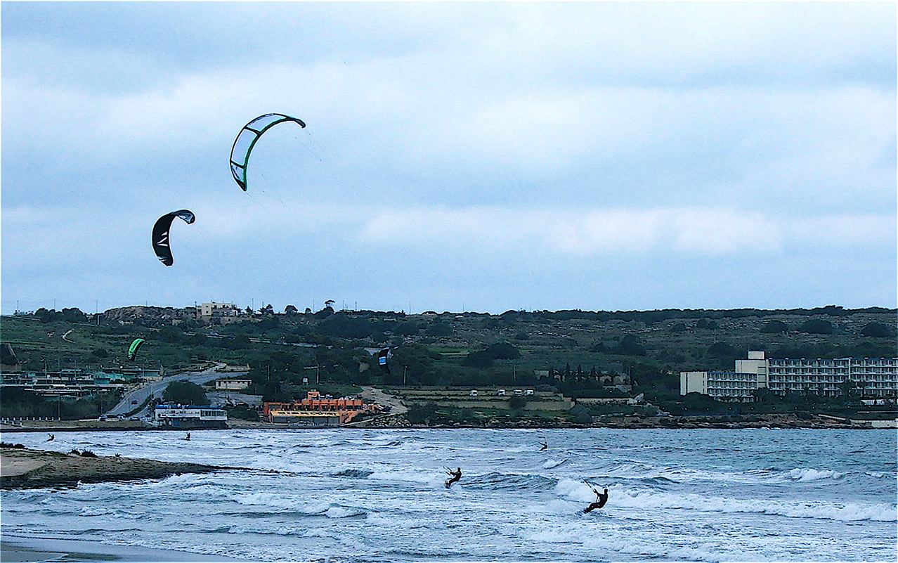 kitesurfing sea (foto: KNOW MALTA by Peter Grima / CC BY-SA 2.0, Wikimedia Commons)
