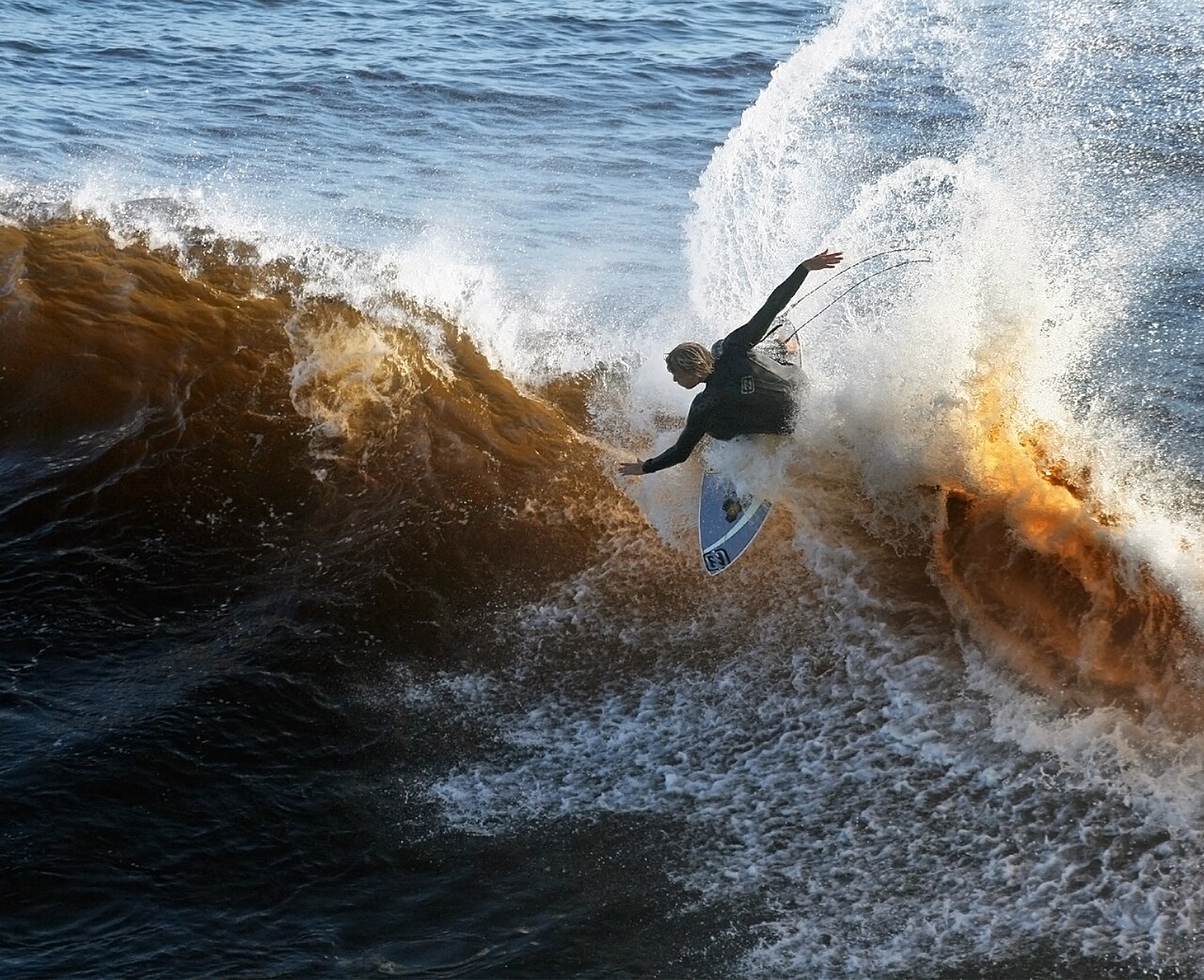 surfing wave ocean (foto: Brocken Inaglory edit by user:Kallerna / CC BY-SA 3.0, Wikimedia Commons)