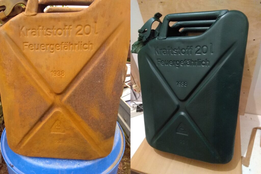 Tanica di carburante appoggiata sul pontile accanto a un serbatoio portatile