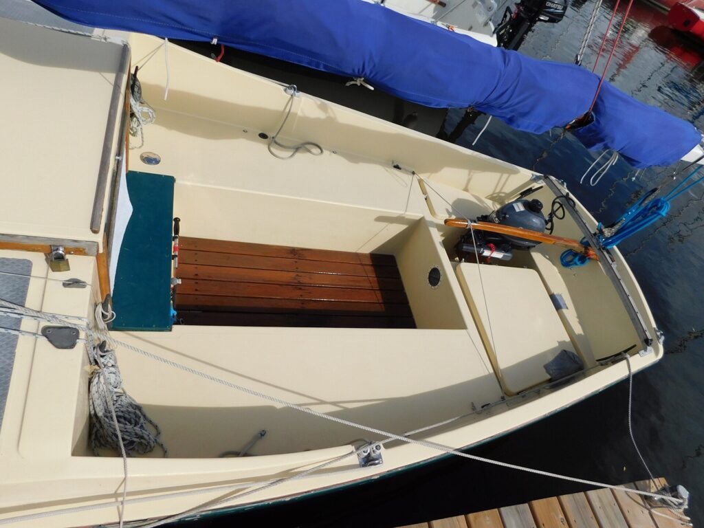 Pozzetto di una barca a vela ormeggiata con timone e cime raccolte in ordine