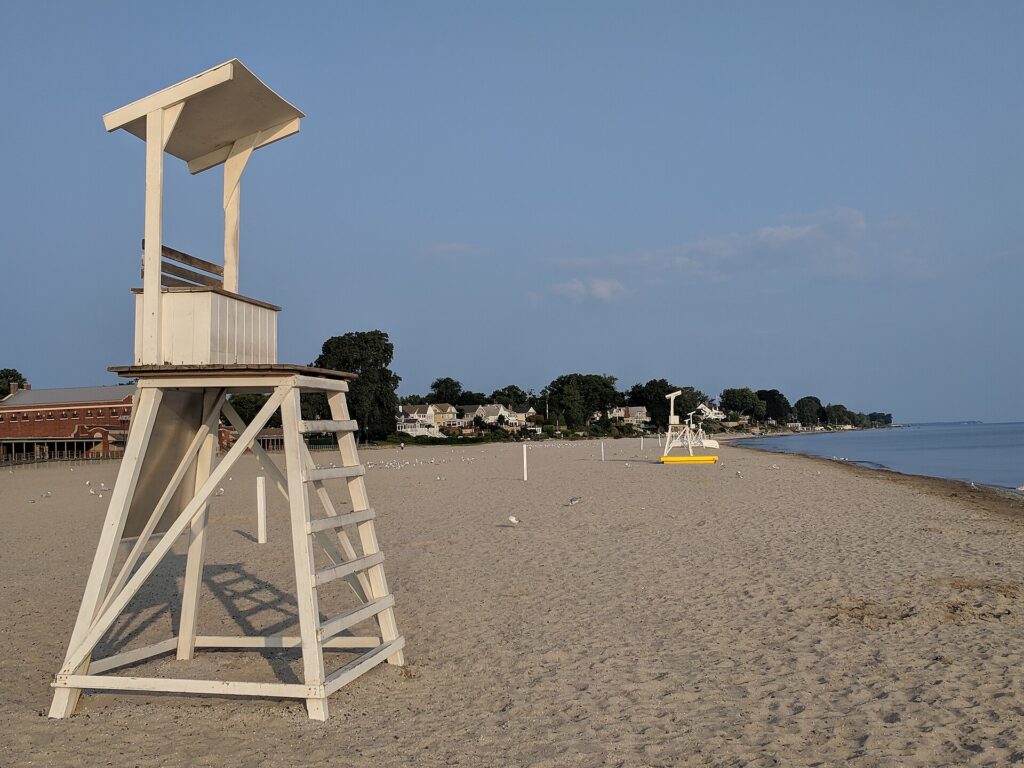 Torretta di salvataggio vuota su una spiaggia di sabbia con il mare leggermente mosso