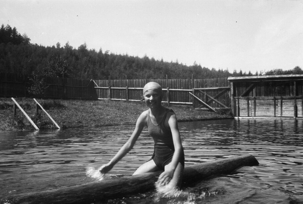 Cuffia in neoprene e occhialini appoggiati su un asciugamano prima del bagno