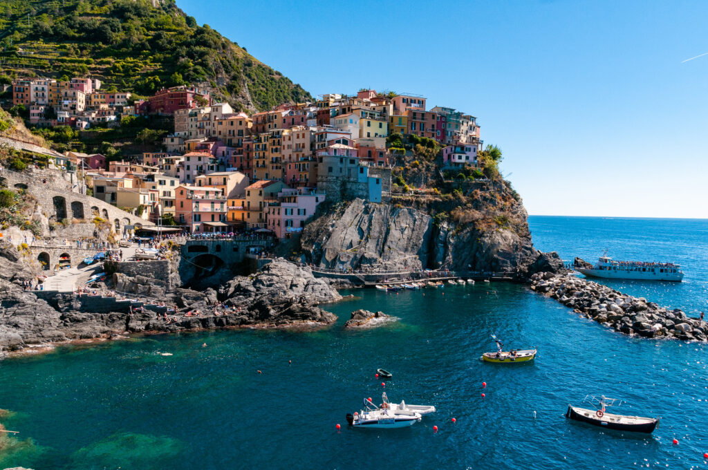 Passeggiata a mare rialzata con il mare formato che batte contro il muraglione