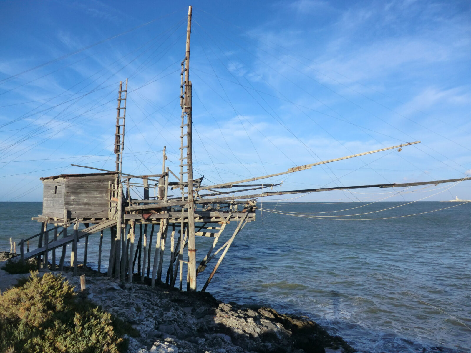 Spiagge della Puglia tra mare cristallino e trabucchi