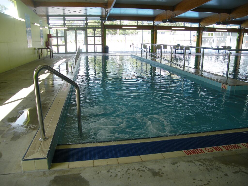 Vasca coperta con acqua ferma e porte da pallanuoto sistemate alle estremità