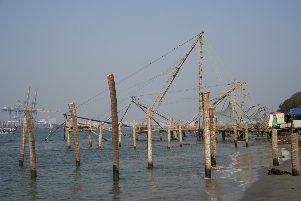 Scafo inclinato con acqua che lambisce la falchetta durante una navigazione ventosa