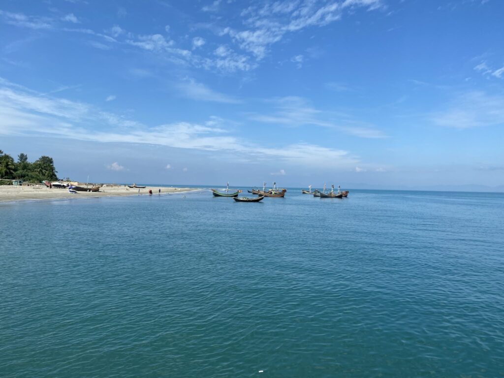 Ancora piantata in un fondale di sabbia chiara vista da sott'acqua