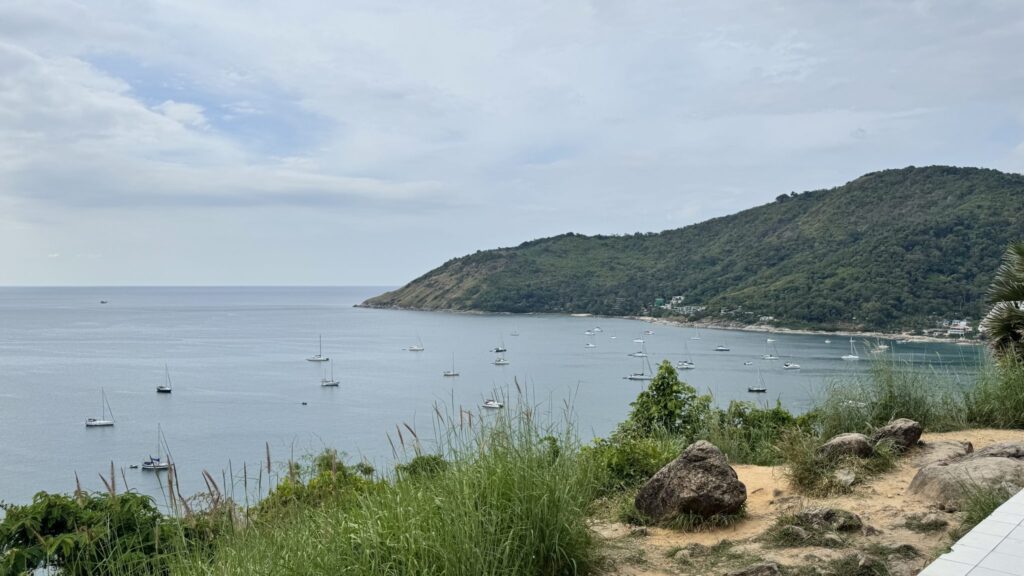Barca a vela all'ancora in una rada al tramonto con la prua rivolta al vento