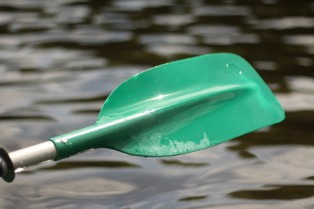 Kayakista che pratica una tecnica di rientro assistito con il paddle float dopo un rovesciamento